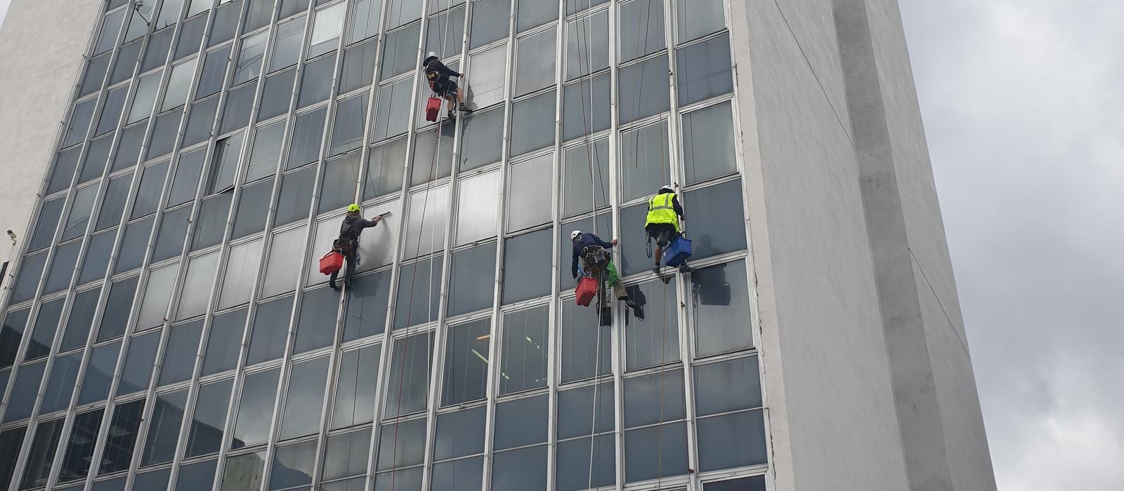 Výškové pr�ce David Horv�th - V��kov� myt� oken administrativn� budovy