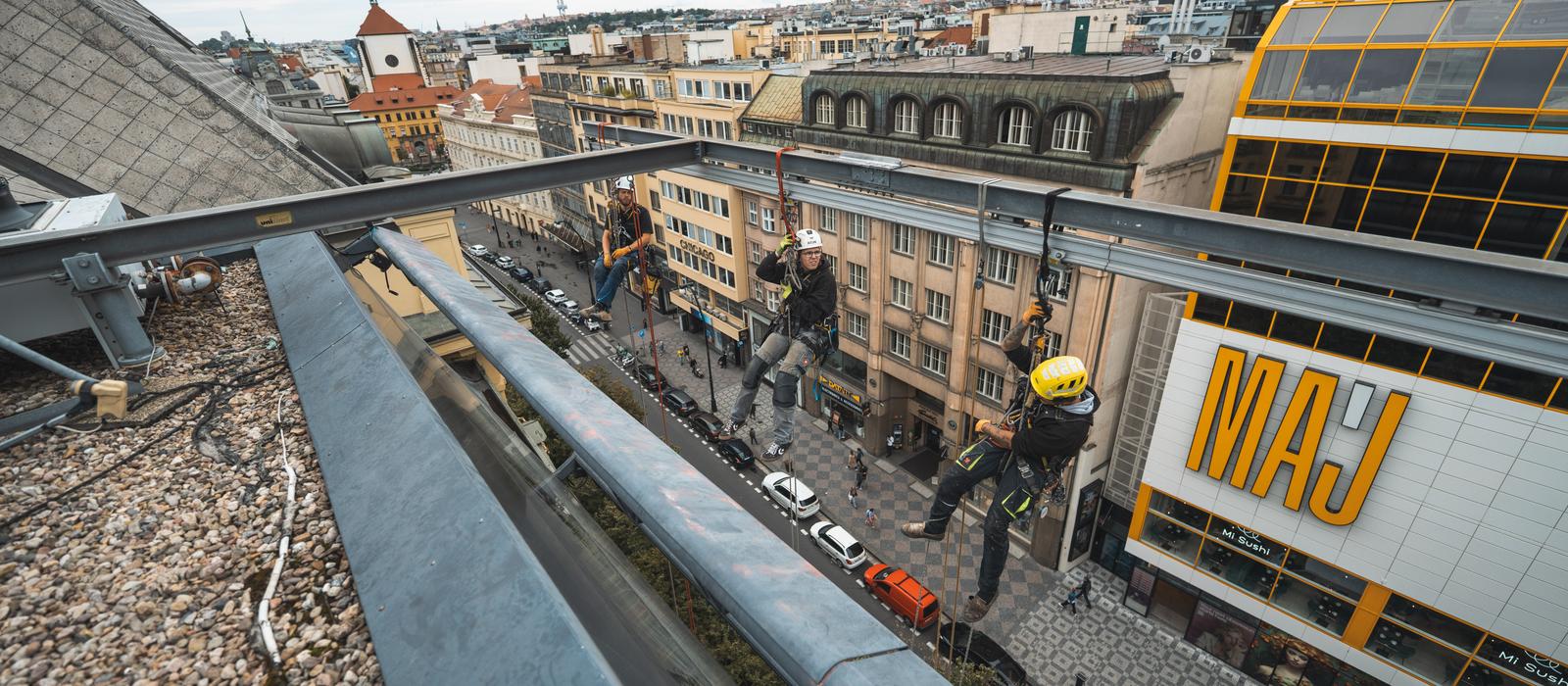 Zaji��ujeme ve�ker� pr�ce komplexn�, od demont�e a recyklace, p�es mont� a realizaci p�edm�tu zak�zky.