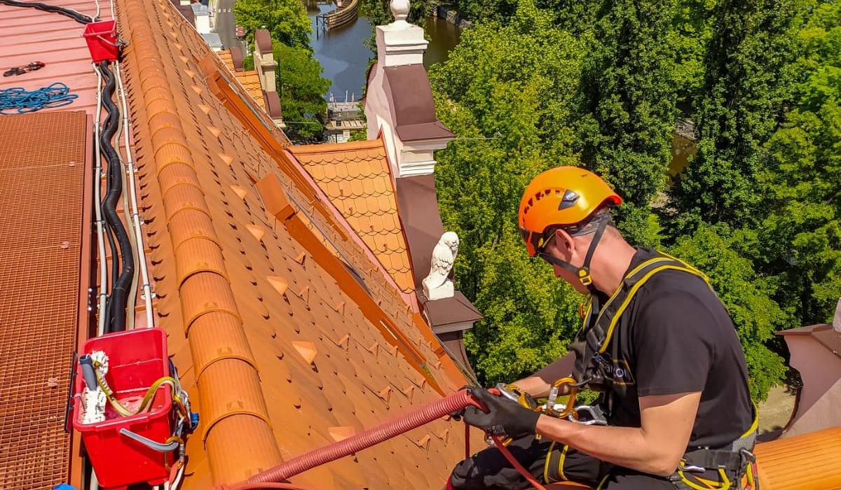 od z�bran proti ptactvu p�es opravy fas�d.